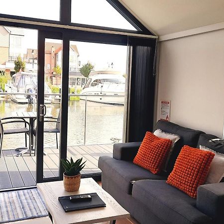 Lincoln Floating Holidays Ngoại thất bức ảnh